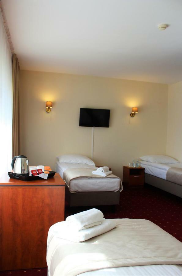 Hotel Bialy Валбжих Экстерьер фото