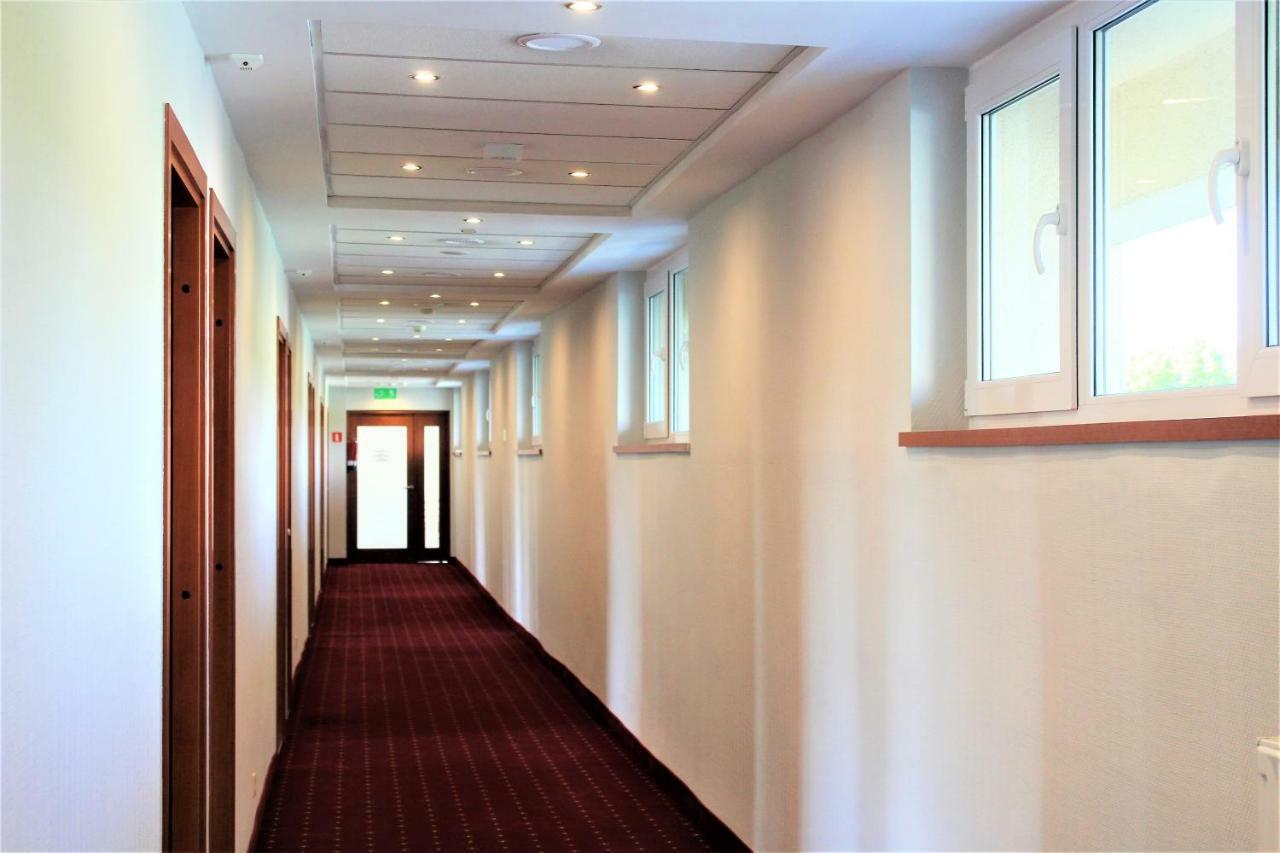 Hotel Bialy Валбжих Экстерьер фото