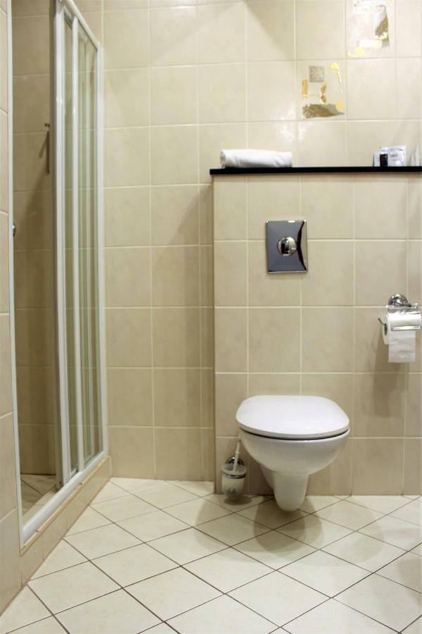 Hotel Bialy Валбжих Экстерьер фото