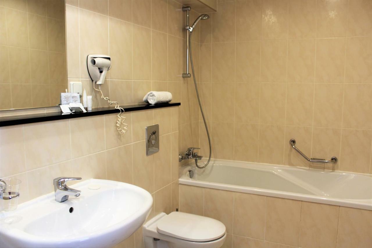 Hotel Bialy Валбжих Экстерьер фото