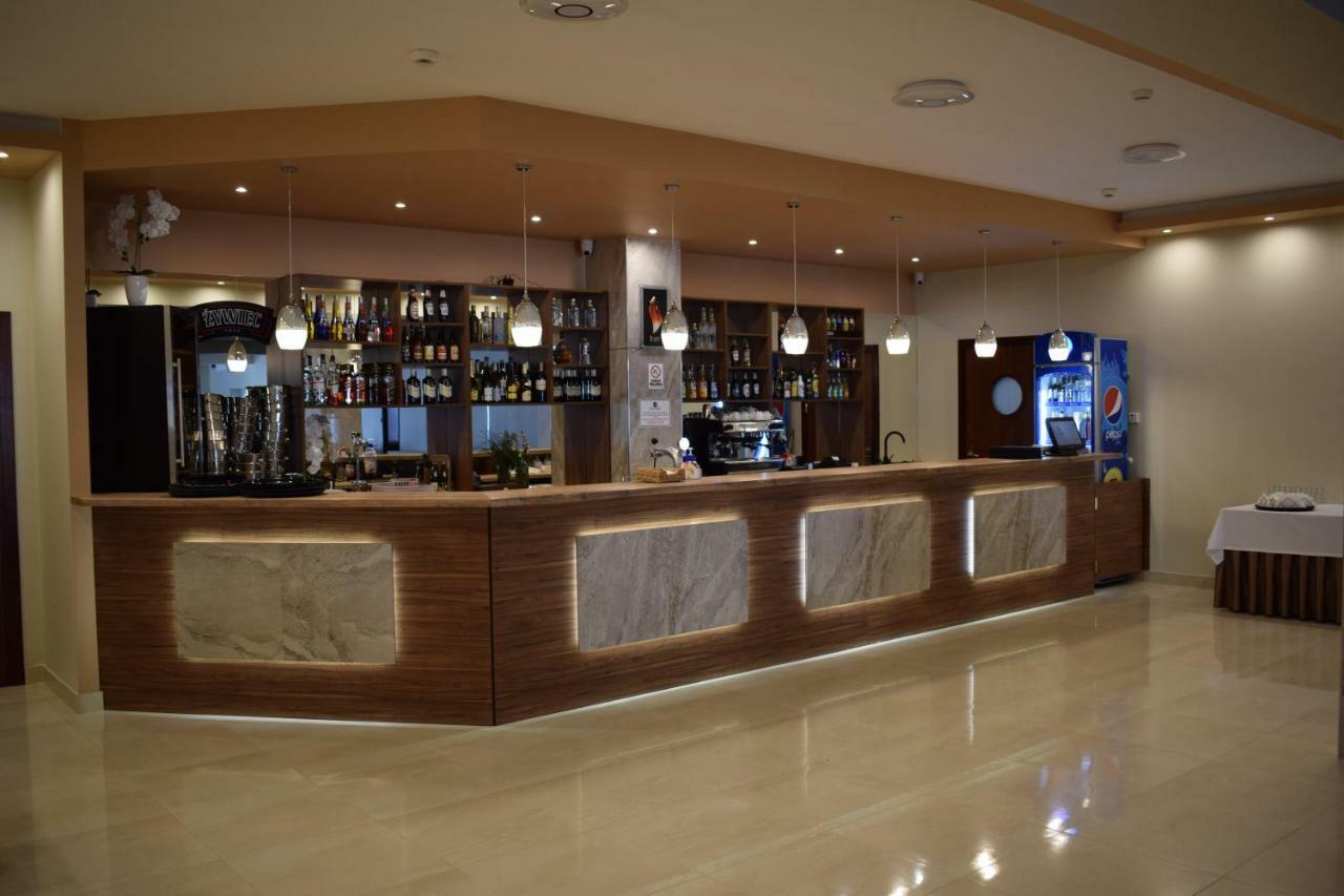 Hotel Bialy Валбжих Экстерьер фото
