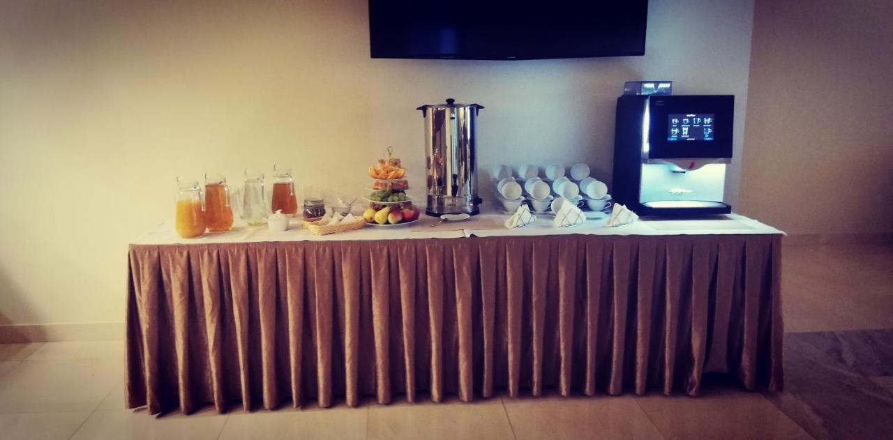 Hotel Bialy Валбжих Экстерьер фото